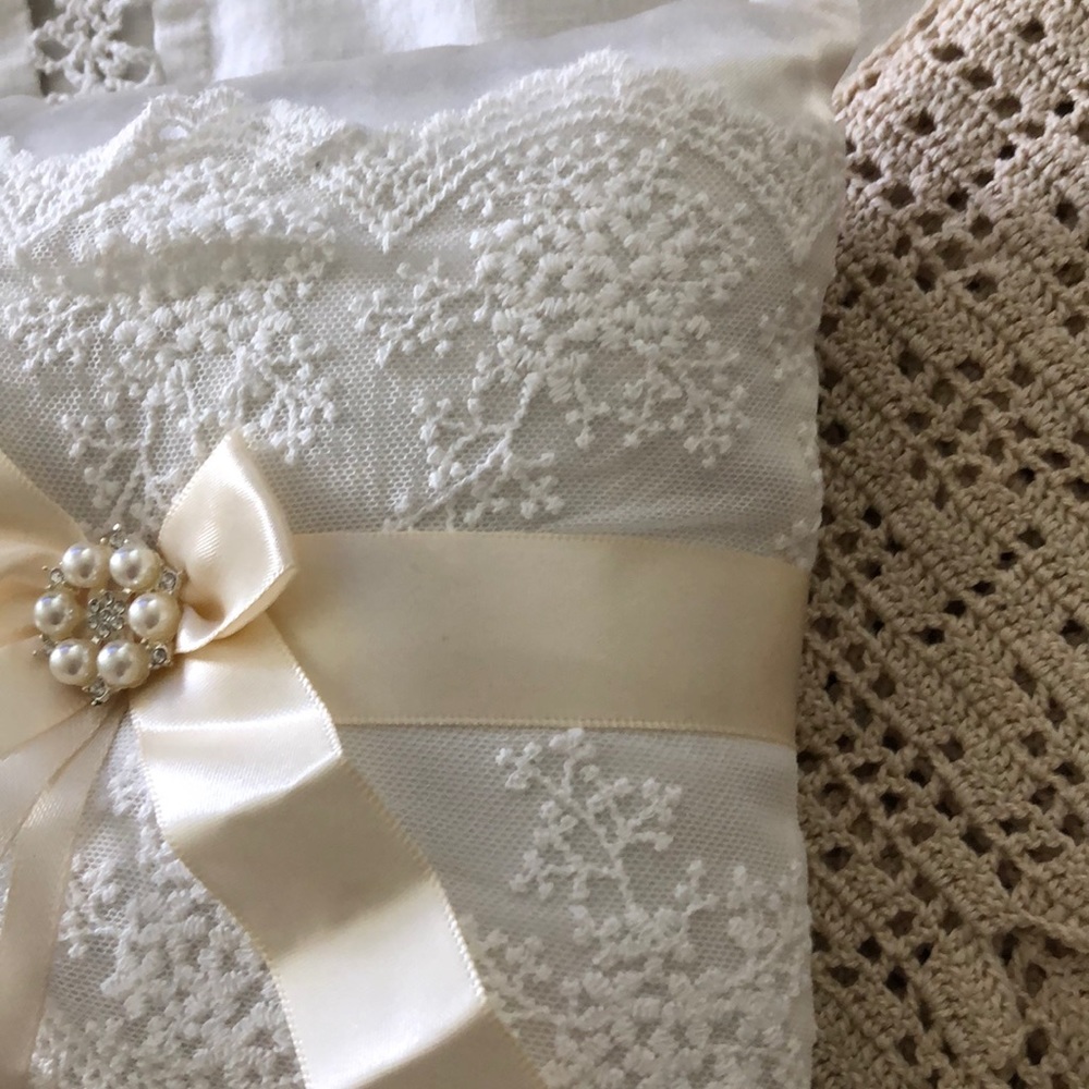 NWOT- Pretty ring pillow - Picture 5 of 7